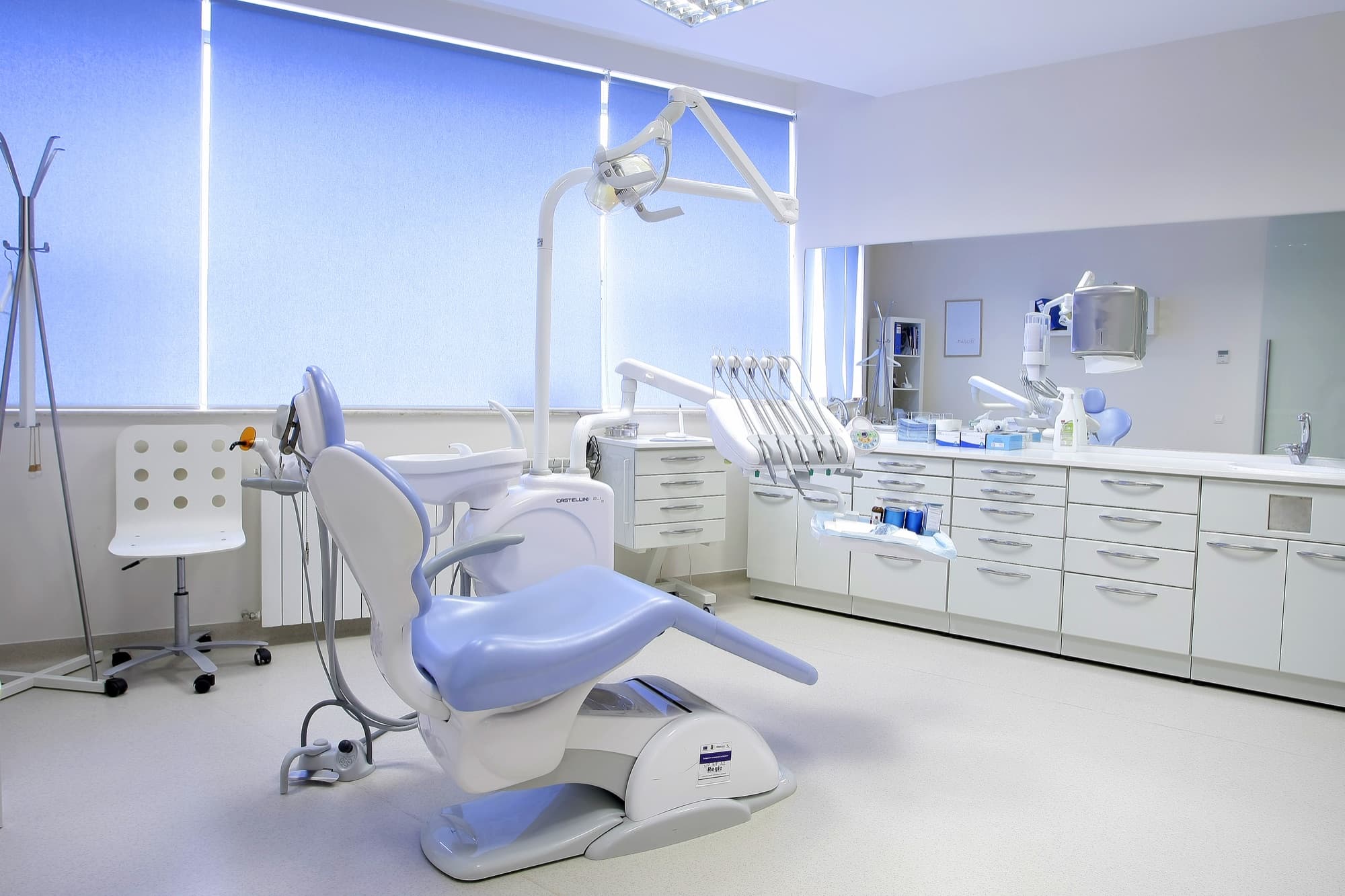 Sala odontoiatrica luminosa con poltrona e attrezzature cliniche