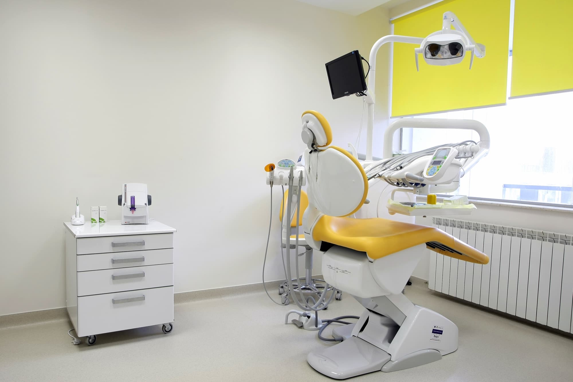 Sala odontoiatrica con poltrona e lampada scialitica
