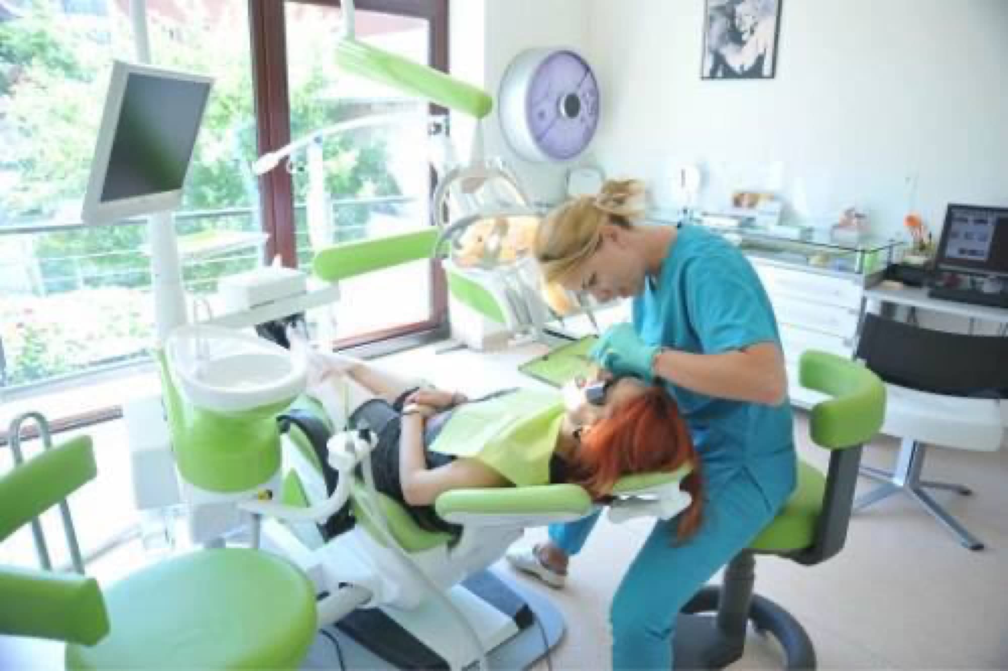 Un membro dell'équipe clinica al lavoro su un paziente in poltrona